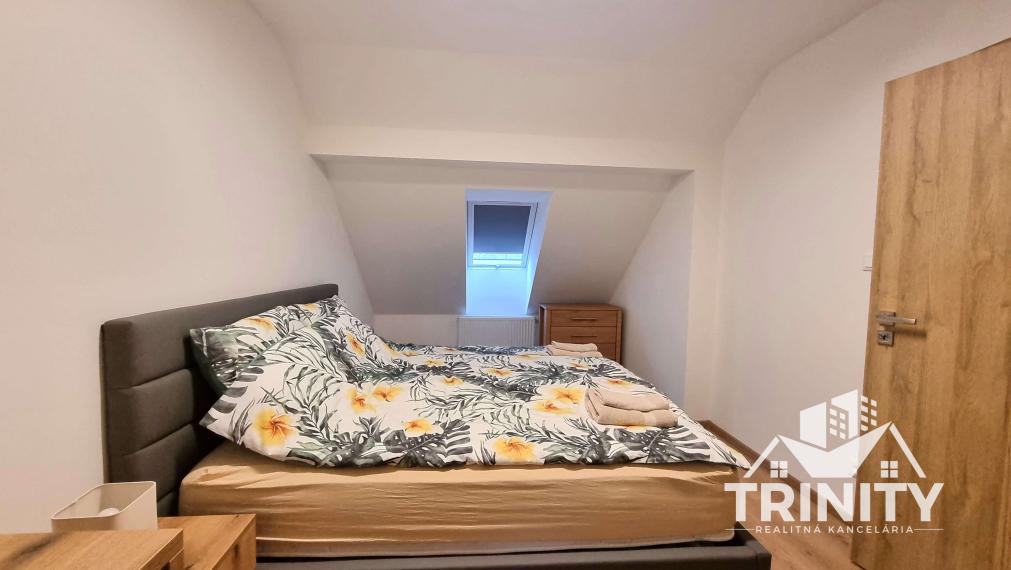 Na prenájom moderne zrekonštruovaný podkrovný 2-izbový byt v Nových Zámkoch
