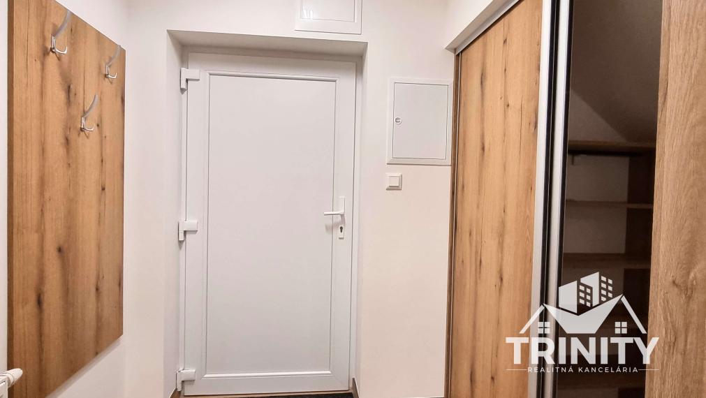 Na prenájom moderne zrekonštruovaný podkrovný 2-izbový byt v Nových Zámkoch