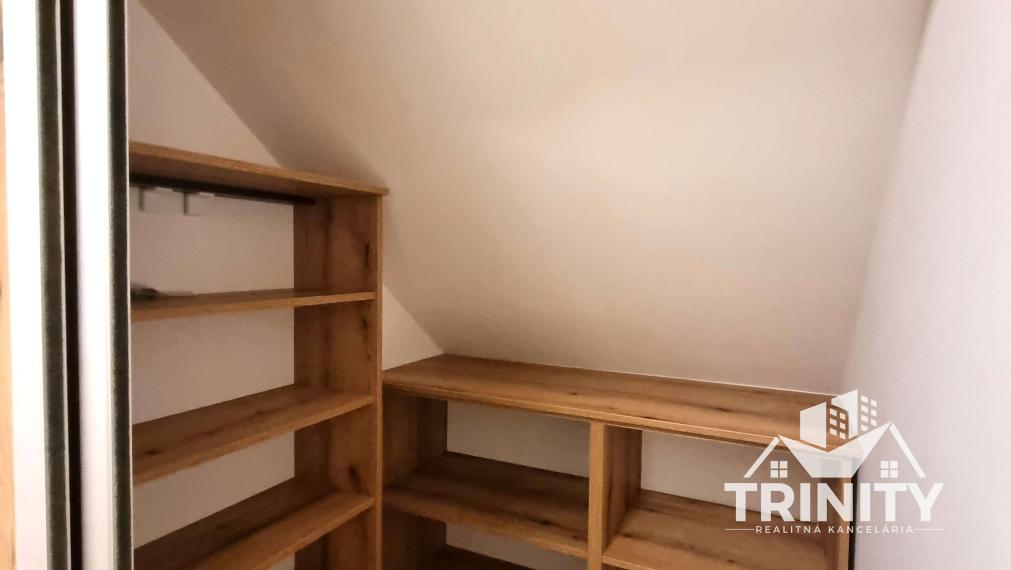 Na prenájom moderne zrekonštruovaný podkrovný 2-izbový byt v Nových Zámkoch