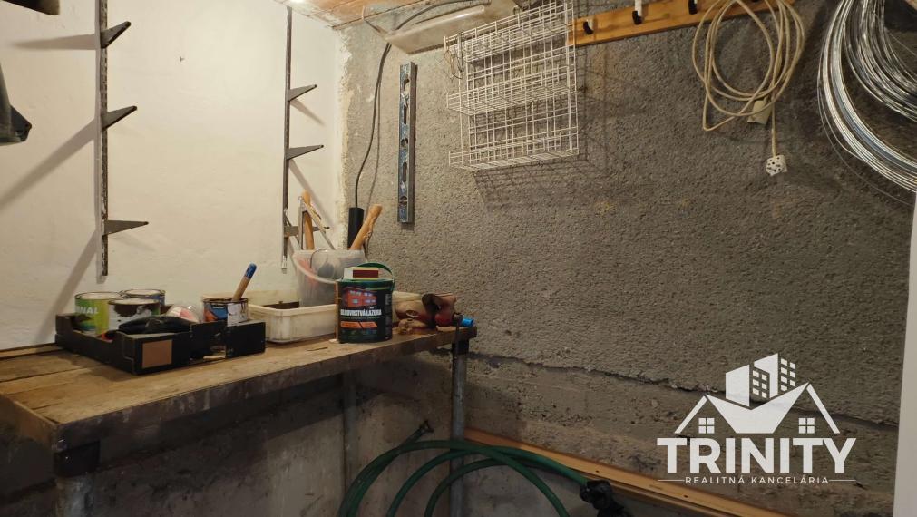 EXKLIUZÍVNE - Na predaj murovaná chata so záhradou v Nových Zámkoch - Tekvičné pole