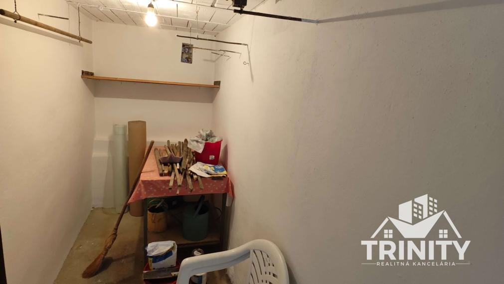 EXKLIUZÍVNE - Na predaj murovaná chata so záhradou v Nových Zámkoch - Tekvičné pole