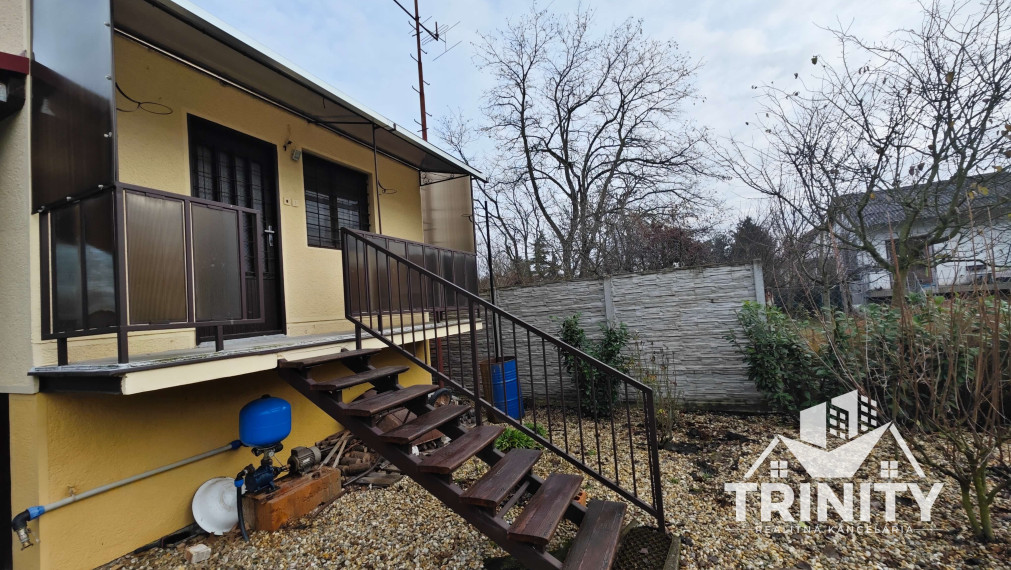 EXKLIUZÍVNE - Na predaj murovaná chata so záhradou v Nových Zámkoch - Tekvičné pole