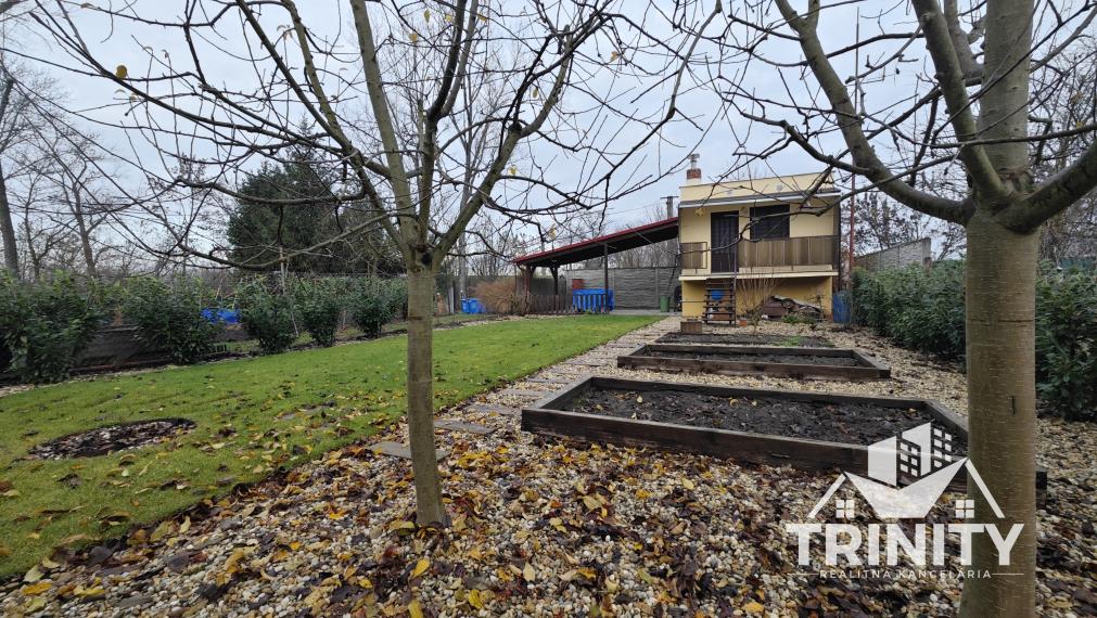 EXKLIUZÍVNE - Na predaj murovaná chata so záhradou v Nových Zámkoch - Tekvičné pole