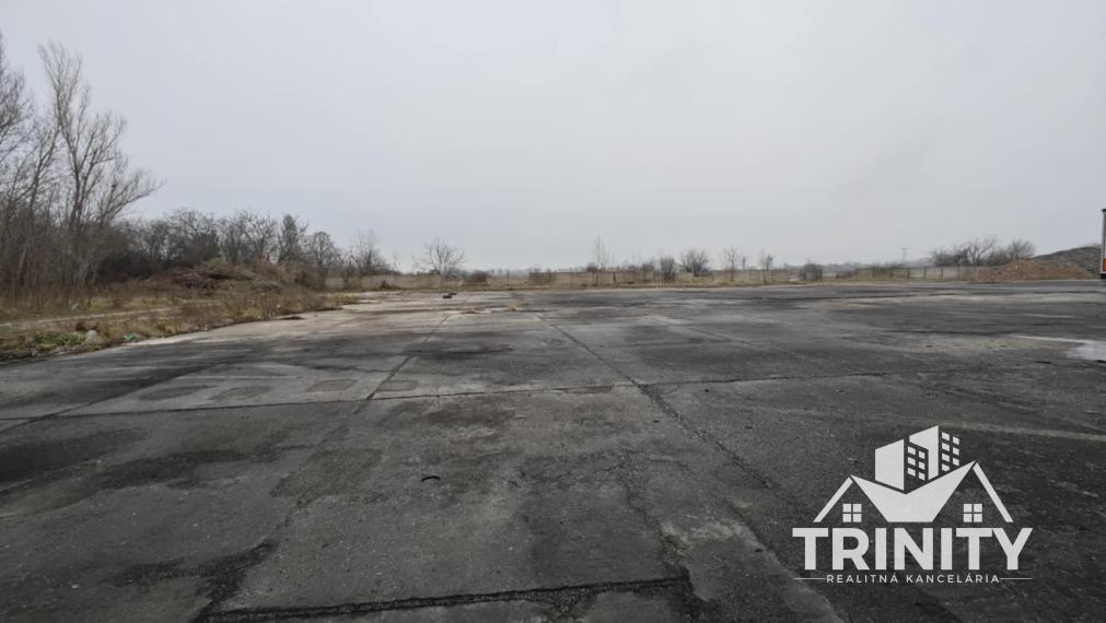 Na prenájom sklad / skladové plochy s betónovou plochou v meste Šurany.