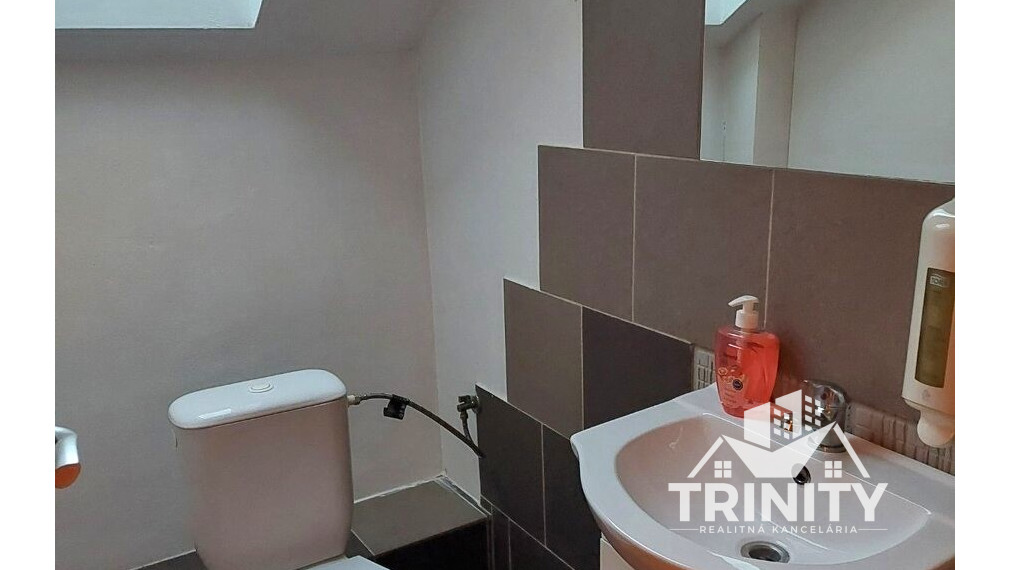 Na prenájom 2-izbový byt pri centre v Nových Zámkoch