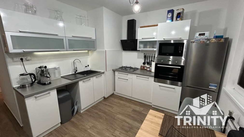 Na prenájom zariadený 2-izbový byt s balkónom v Nových Zámkoch