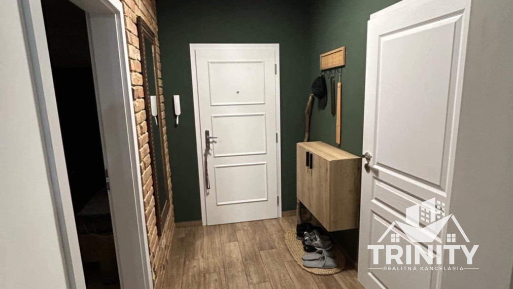 Na prenájom zariadený 2-izbový byt s balkónom v Nových Zámkoch