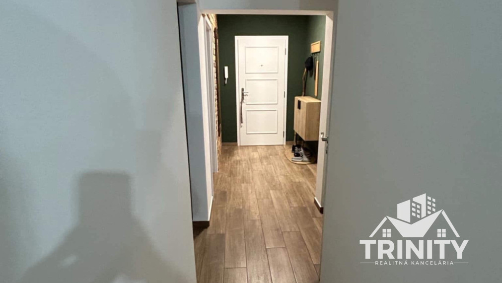 Na prenájom zariadený 2-izbový byt s balkónom v Nových Zámkoch