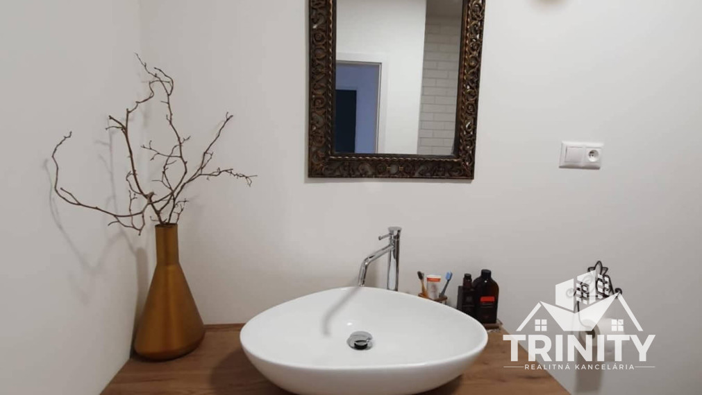 Na prenájom zariadený 2-izbový byt s balkónom v Nových Zámkoch