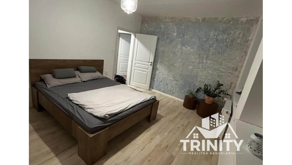 Na prenájom zariadený 2-izbový byt s balkónom v Nových Zámkoch