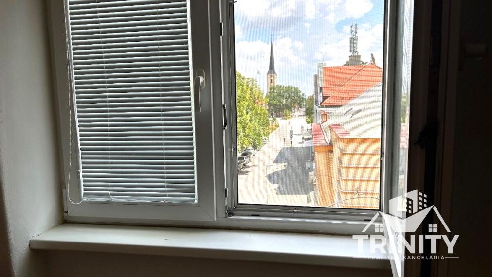 Na prenájom 2-izbový byt v centre mesta Nových Zámkov