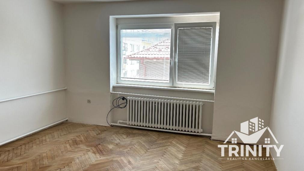 Na prenájom 2-izbový byt v centre mesta Nových Zámkov