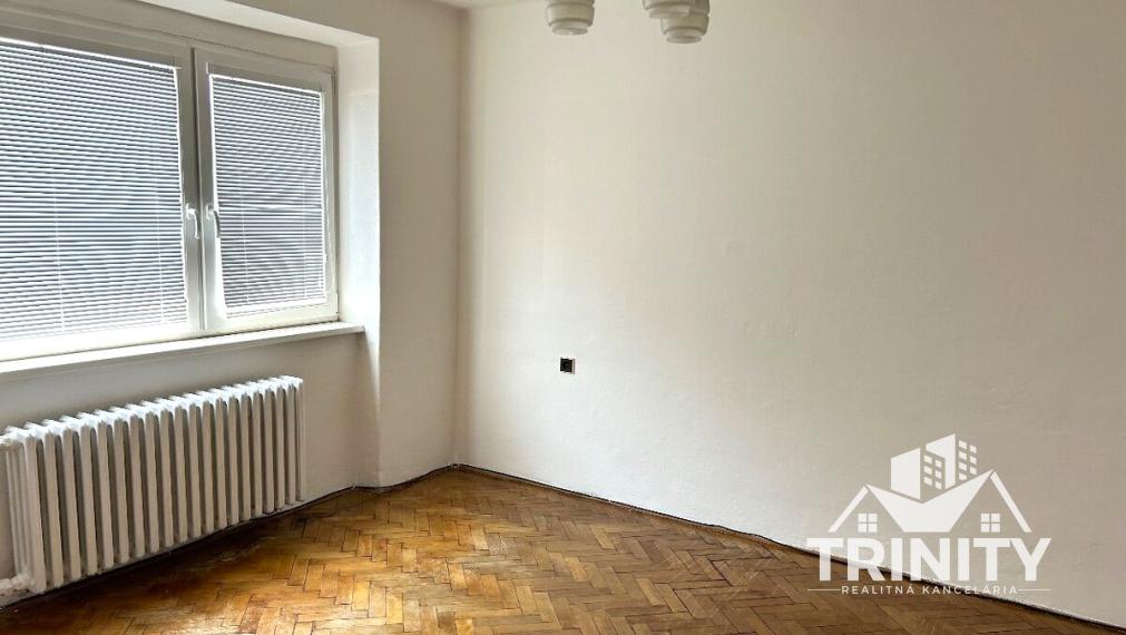 Na prenájom 2-izbový byt v centre mesta Nových Zámkov