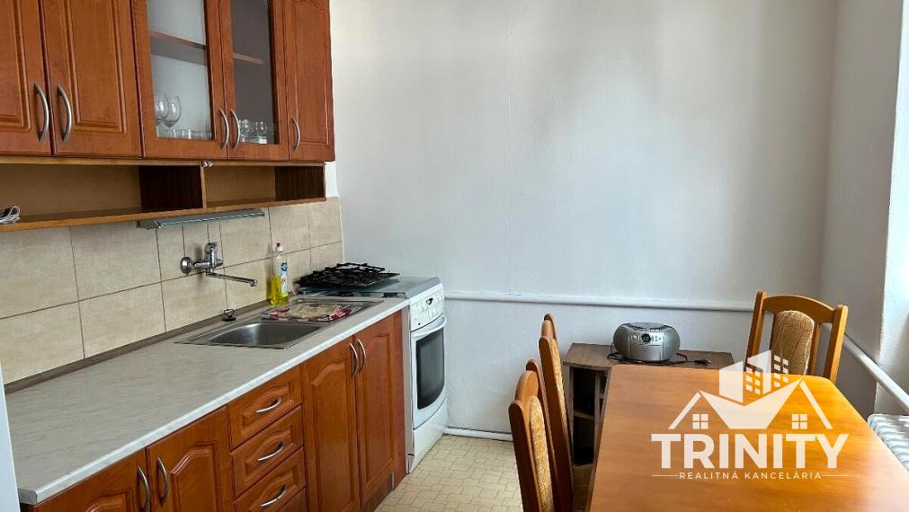 Na prenájom 2-izbový byt v centre mesta Nových Zámkov