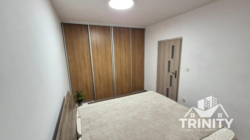 Na prenájom zariadený 3-izbový byt s balkónom v Nových Zámkoch