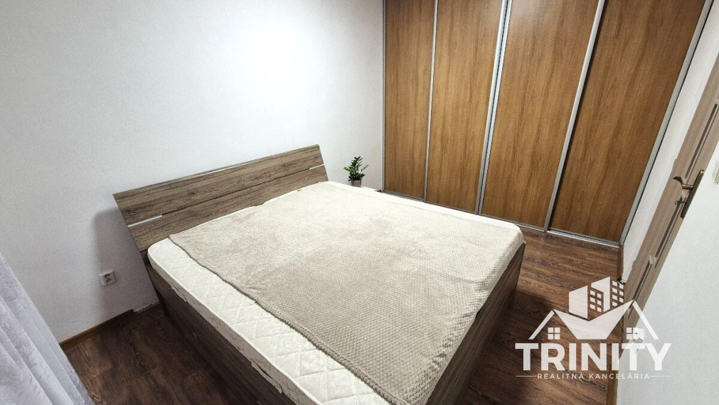 Na prenájom zariadený 3-izbový byt s balkónom v Nových Zámkoch