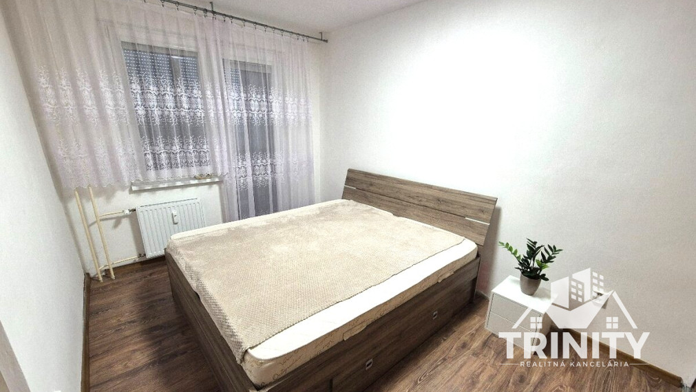 Na prenájom zariadený 3-izbový byt s balkónom v Nových Zámkoch