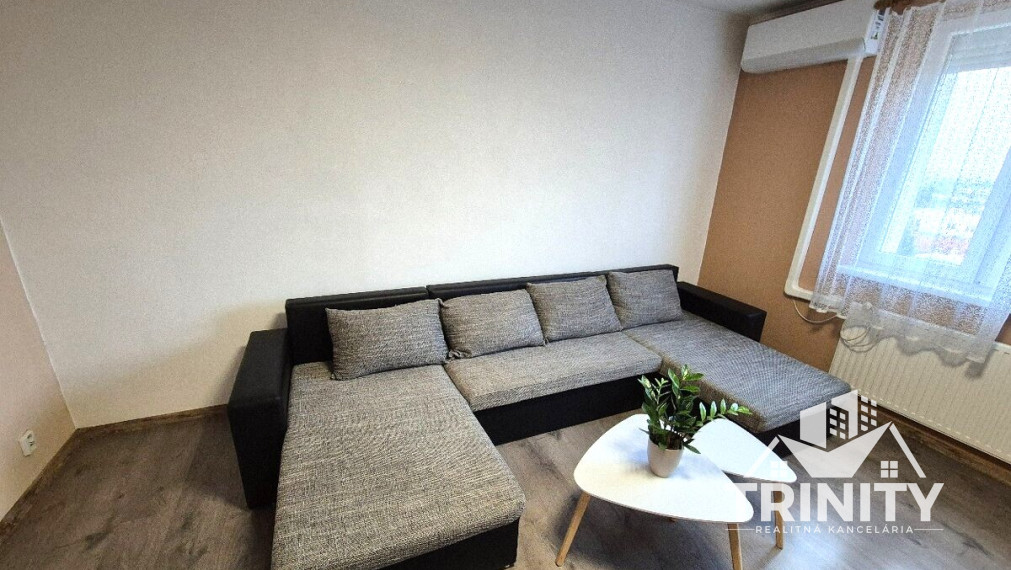 Na prenájom zariadený 3-izbový byt s balkónom v Nových Zámkoch