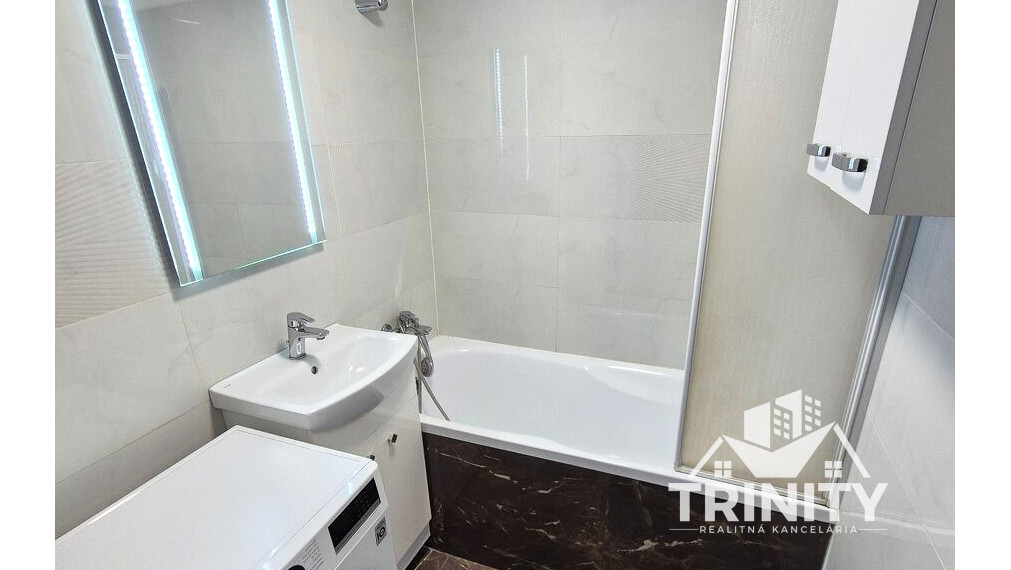 Na prenájom zariadený 3-izbový byt s balkónom v Nových Zámkoch