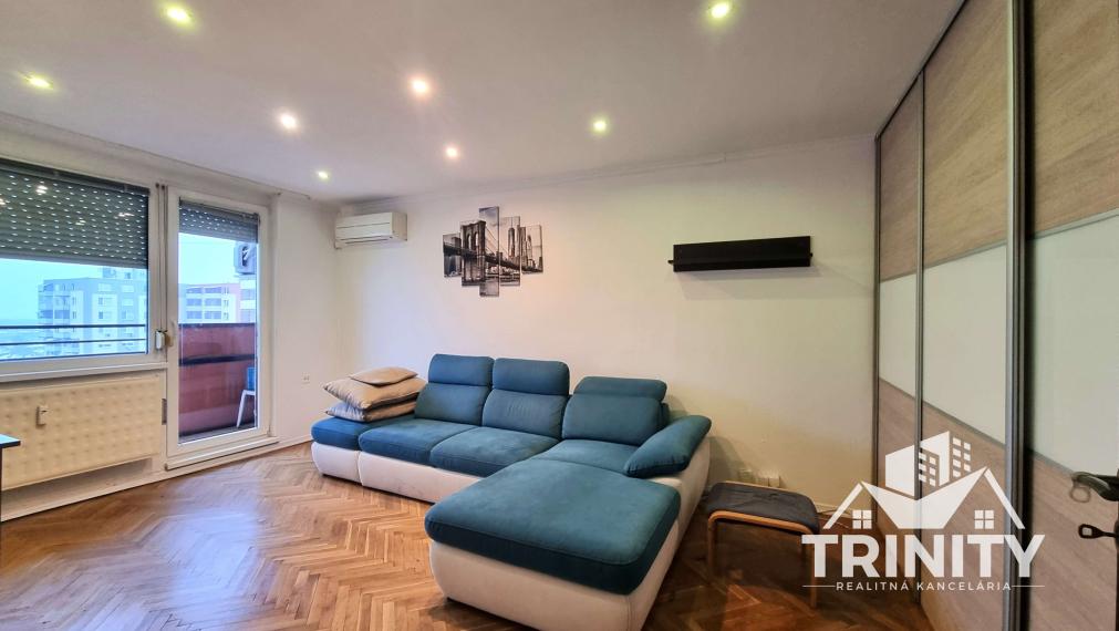 Na  prenájom zariadený 3-izbový byt s balkónom v meste v Nové Zámky