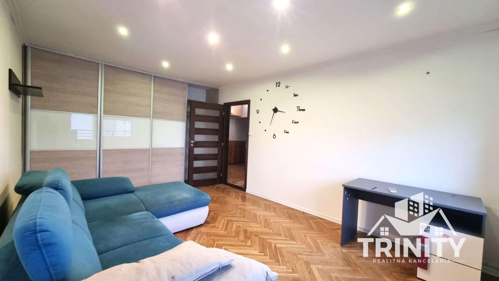 Na  prenájom zariadený 3-izbový byt s balkónom v meste v Nové Zámky