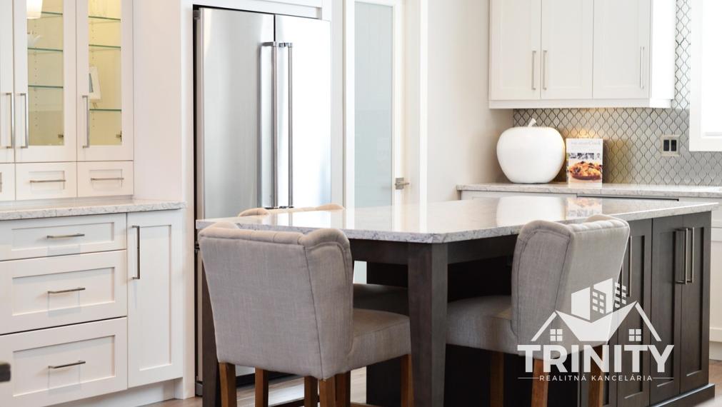 Na prenájom kompletne prerobený 3-izbový byt s balkonom v meste Šurany