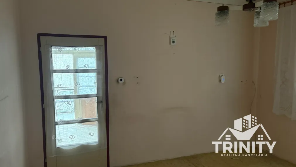 Na predaj 4-izbový rodinný dom v obci Dvory nad Žitavou