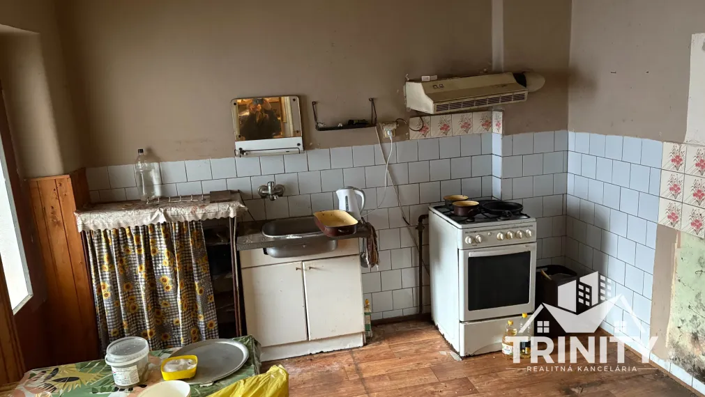 Na predaj 4-izbový rodinný dom v obci Dvory nad Žitavou