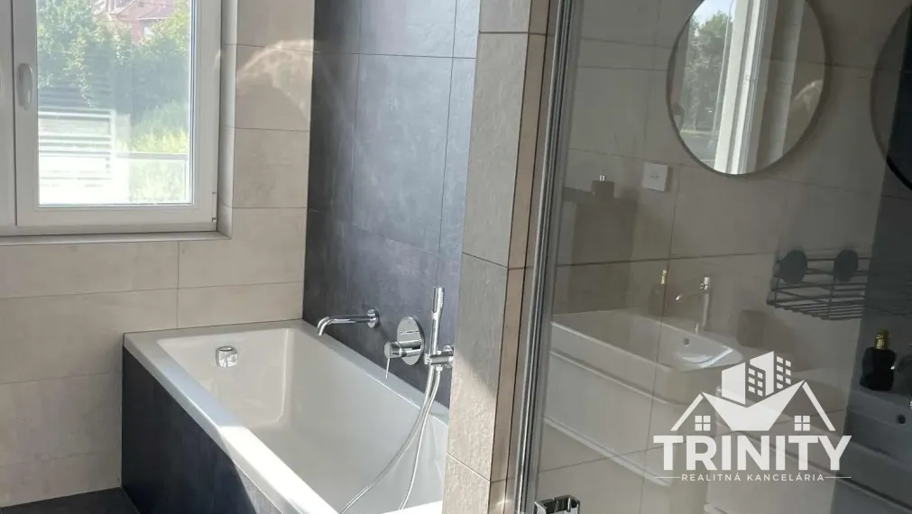 Na prenájom luxusný a zariadený 3-izbový byt v Nových Zámkoch