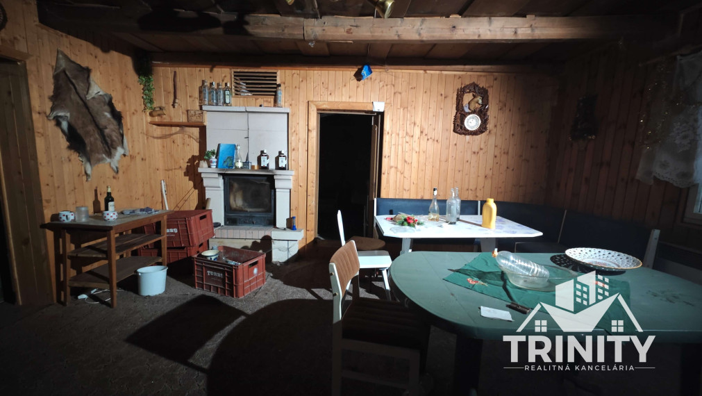 EXKLUZÍVNE - Na predaj zachovalá rekreačná chata na Donovaloch