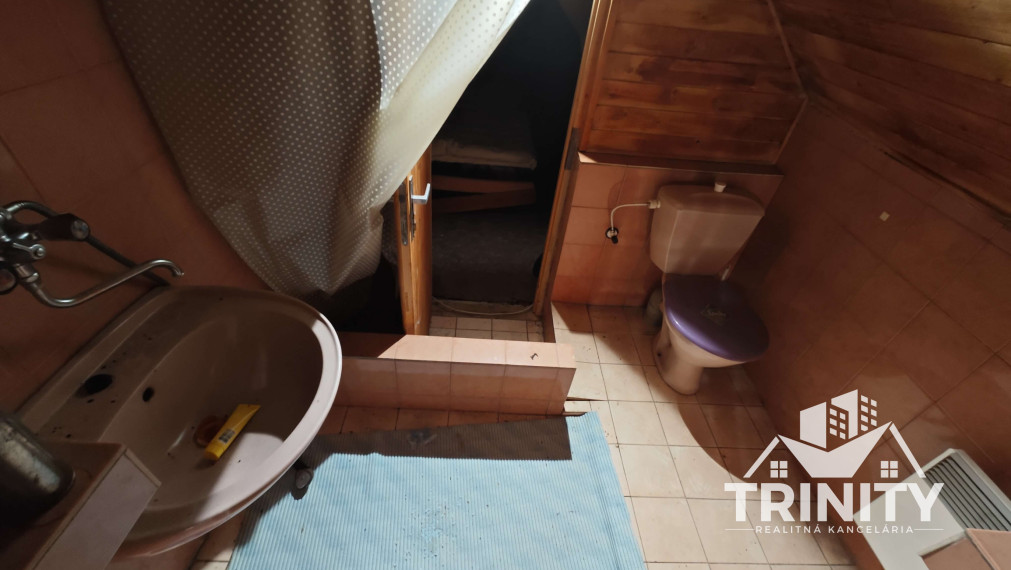 EXKLUZÍVNE - Na predaj zachovalá rekreačná chata na Donovaloch