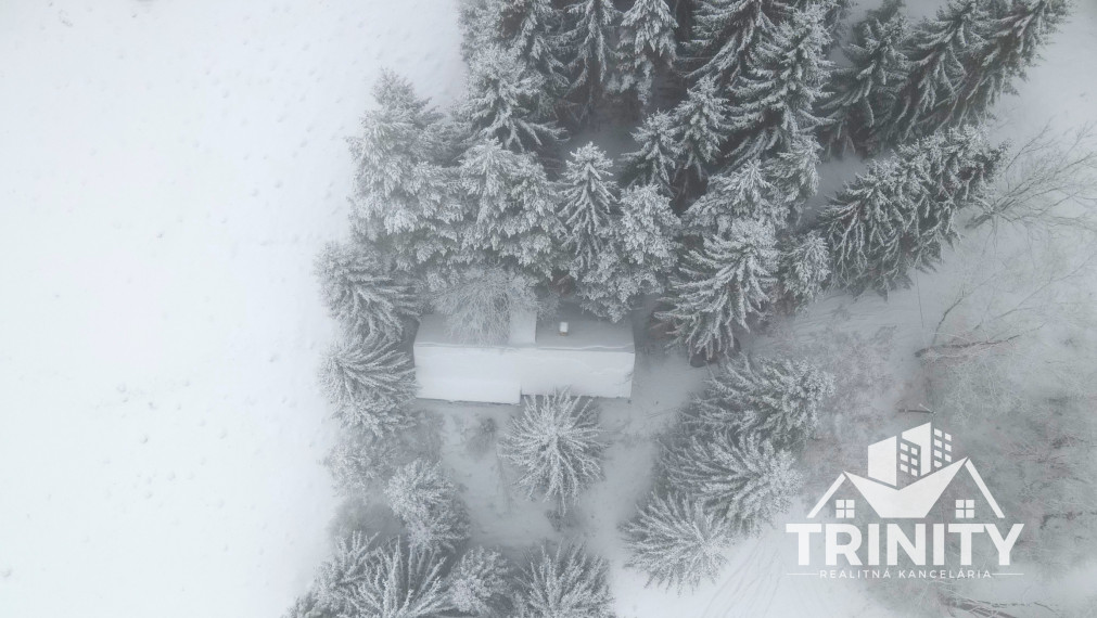 EXKLUZÍVNE - Na predaj zachovalá rekreačná chata na Donovaloch