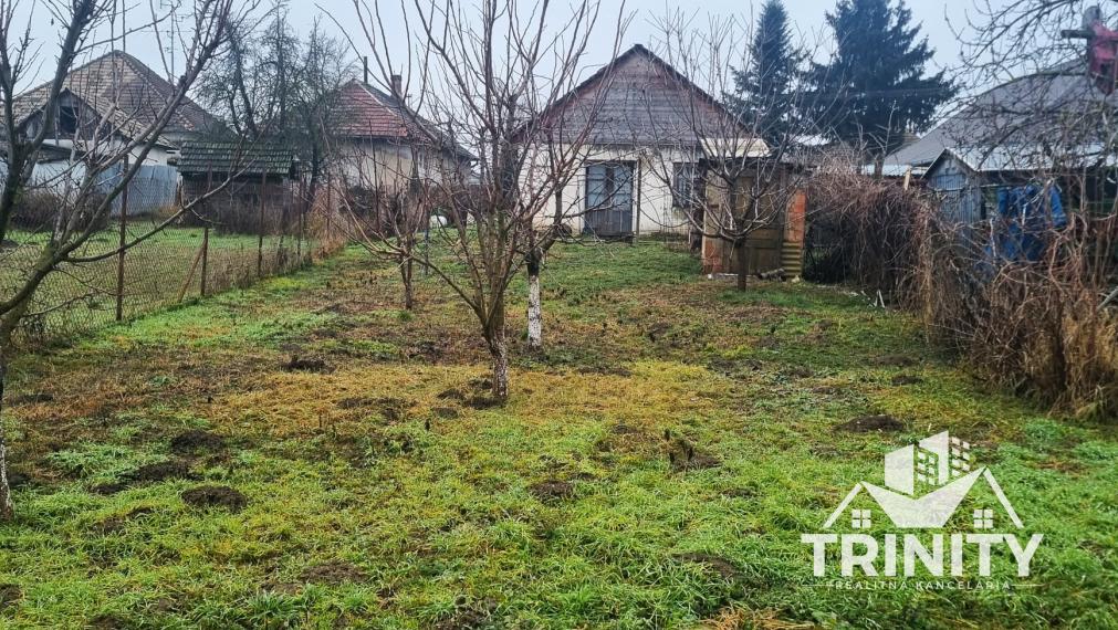 Na predaj stavebný pozemok so starším domom v obci Jasová