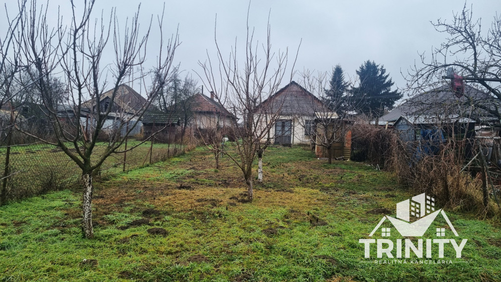 Na predaj stavebný pozemok so starším domom v obci Jasová