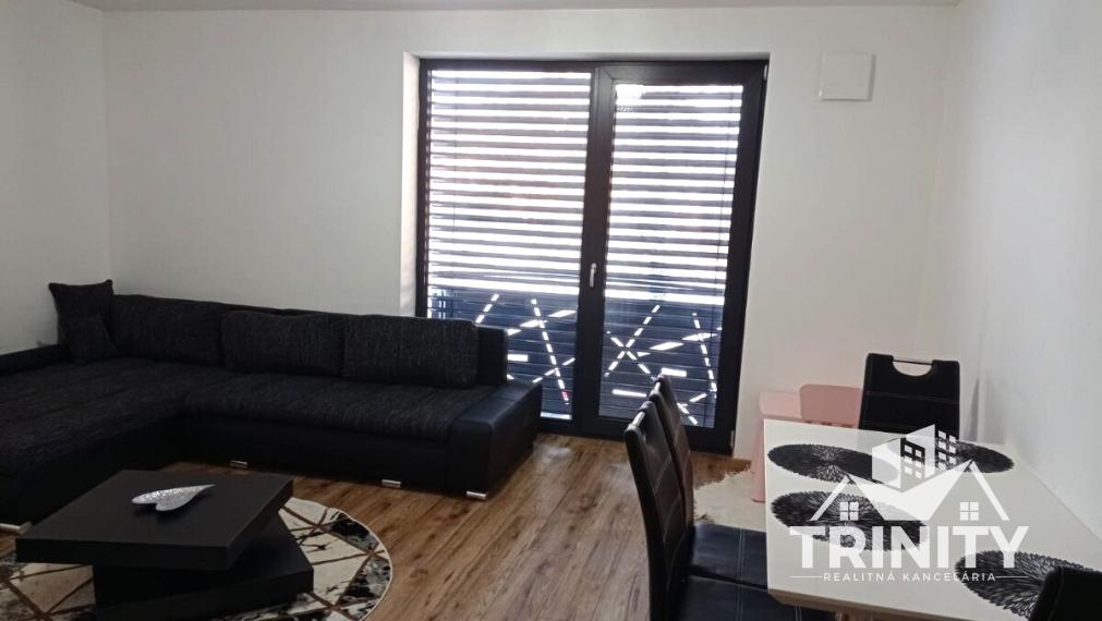 Na prenájom zariadený 3-izbový byt s loggiou v meste Nové Zámky