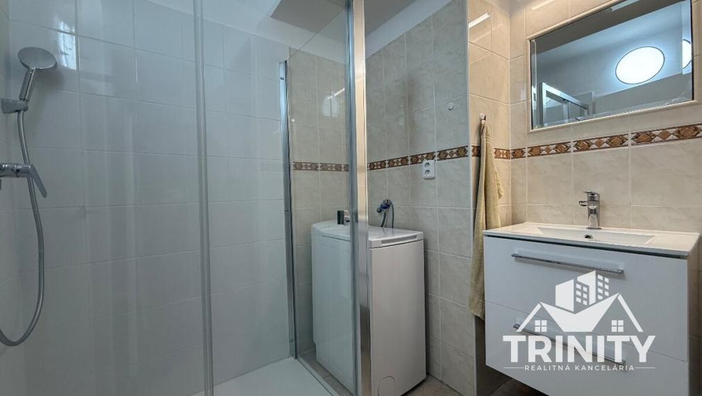 Na prenájom 2-izbový prerobený a zar. byt v Nových Zámkoch