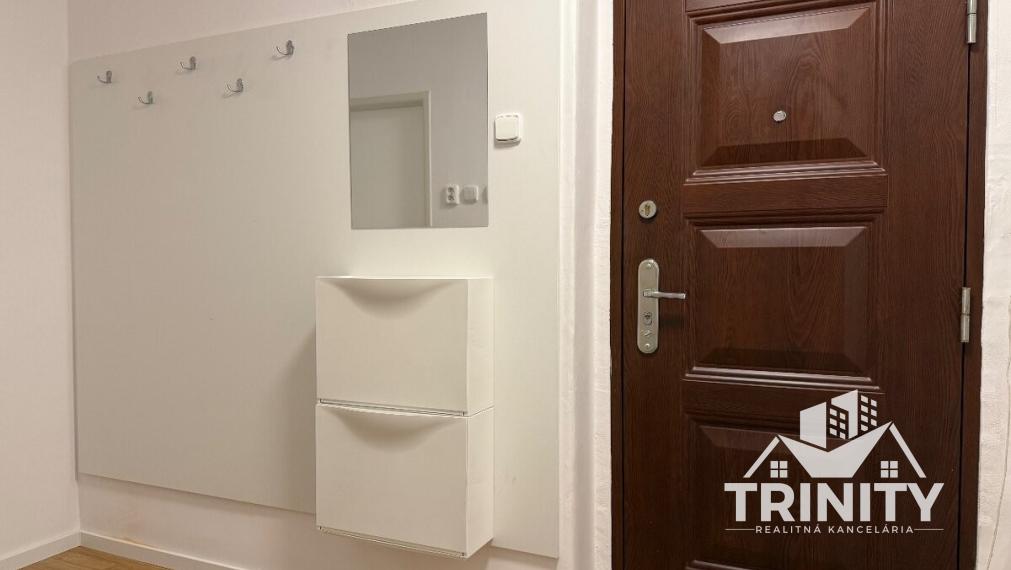 Na prenájom 2-izbový prerobený a zar. byt v Nových Zámkoch