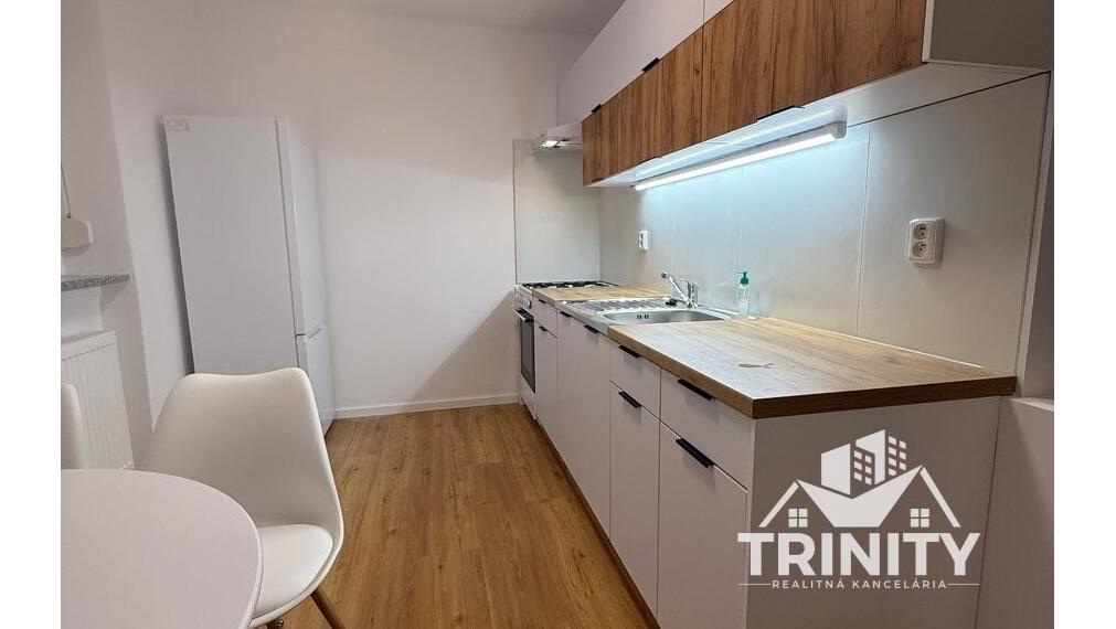 Na prenájom 2-izbový prerobený a zar. byt v Nových Zámkoch