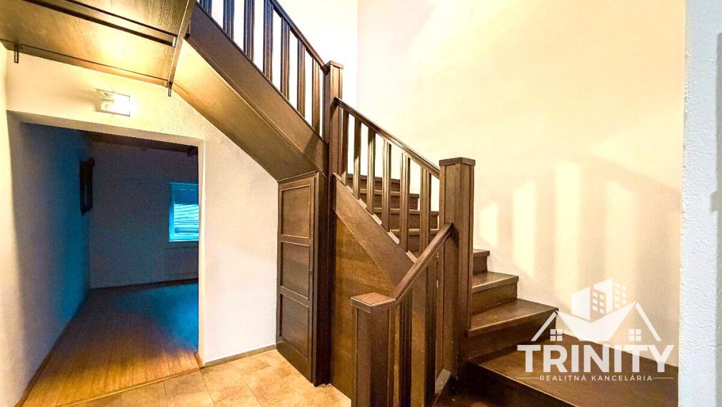 Na predaj 6-izbový  rodinný dom s garážou a dvomi terasami v meste Nové Zámky