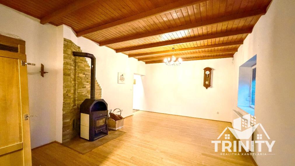 Na predaj 6-izbový  rodinný dom s garážou a dvomi terasami v meste Nové Zámky