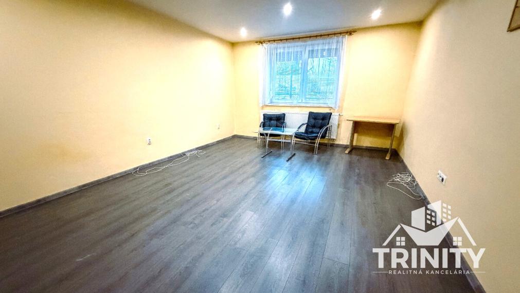 Na predaj 6-izbový  rodinný dom s garážou a dvomi terasami v meste Nové Zámky