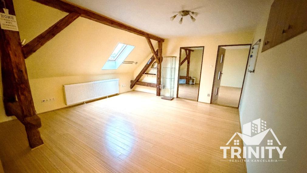 Na predaj 6-izbový  rodinný dom s garážou a dvomi terasami v meste Nové Zámky