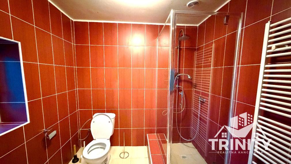 Na predaj 6-izbový  rodinný dom s garážou a dvomi terasami v meste Nové Zámky