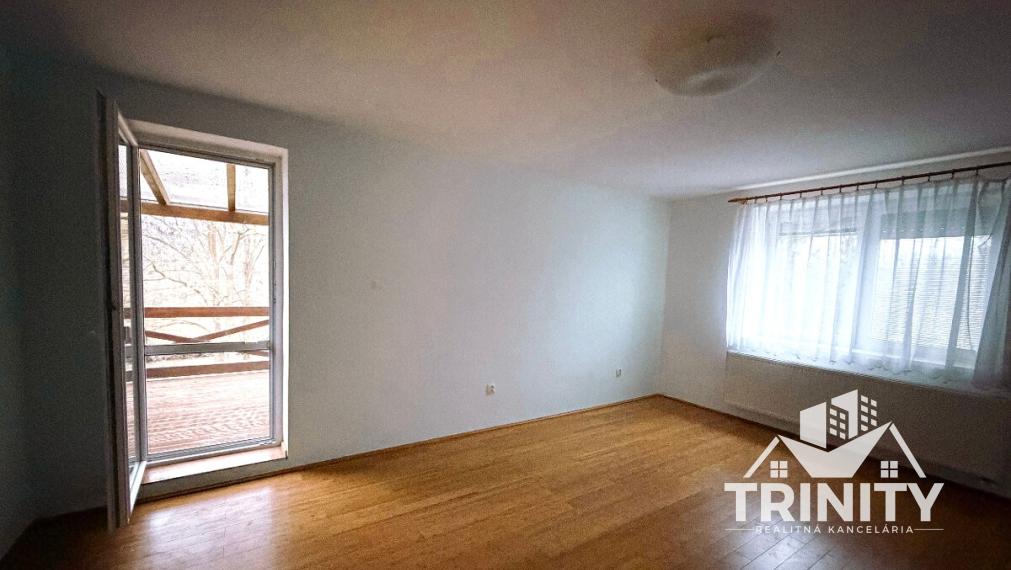 Na predaj 6-izbový  rodinný dom s garážou a dvomi terasami v meste Nové Zámky