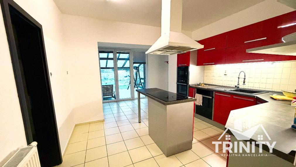 Na predaj 6-izbový  rodinný dom s garážou a dvomi terasami v meste Nové Zámky