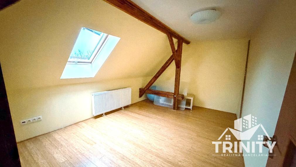 Na predaj 6-izbový  rodinný dom s garážou a dvomi terasami v meste Nové Zámky