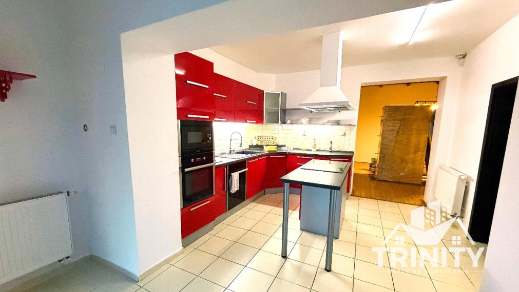 Na predaj 6-izbový  rodinný dom s garážou a dvomi terasami v meste Nové Zámky