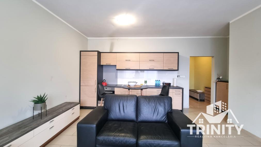 Na prenájom kompletne zariadený 2-izbový byt v meste Nové Zámky