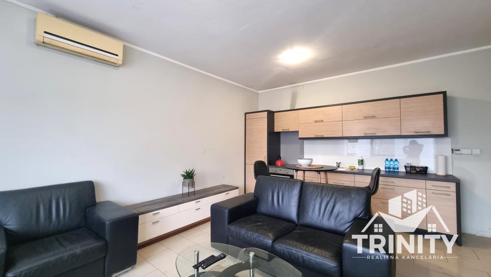 Na prenájom kompletne zariadený 2-izbový byt v meste Nové Zámky