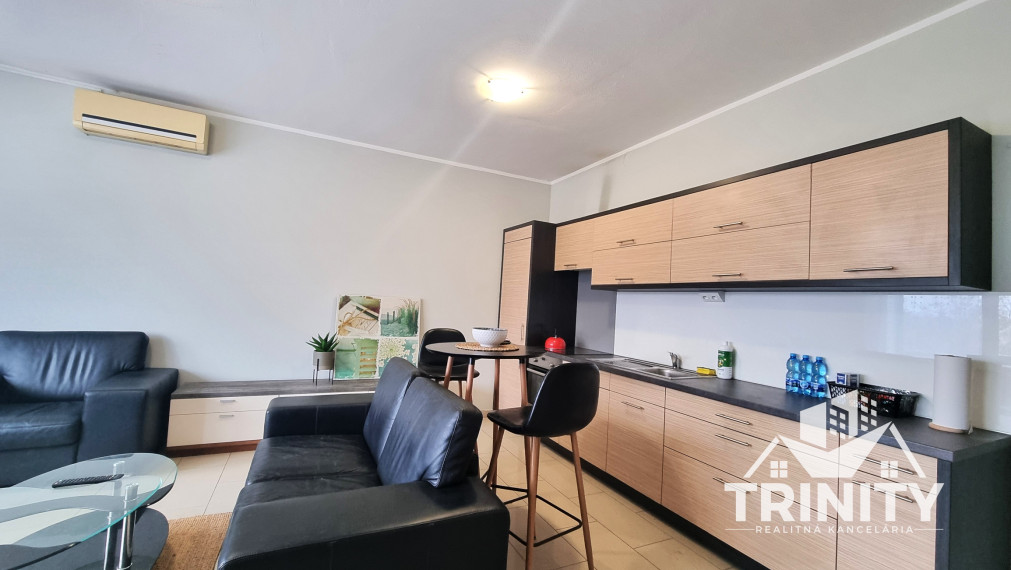 Na prenájom kompletne zariadený 2-izbový byt v meste Nové Zámky